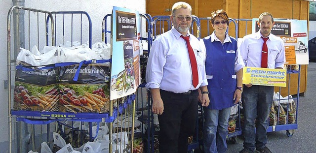 560 Kilo Lebensmittel erbrachte die Sa... und Vize-Marktleiter Francesco Fiore   | Foto: Klaus Brust