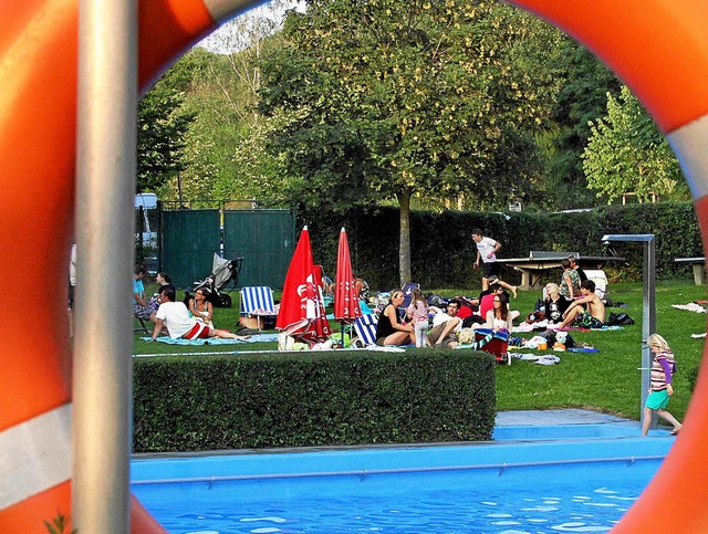 Zahlreiche Mglichkeiten, sich zu verg... erste Schwimmbadfest in Oberrotweil.   | Foto: herbert trogus