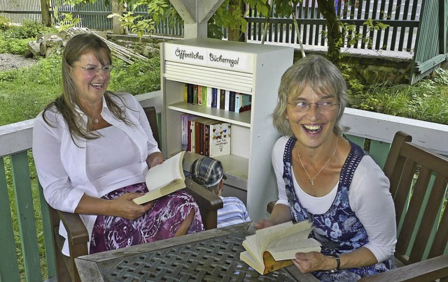 Heike Papke (rechts) hatte die Idee fr das offene Bcherregal im Prinzengarten.  | Foto: Hoffmann