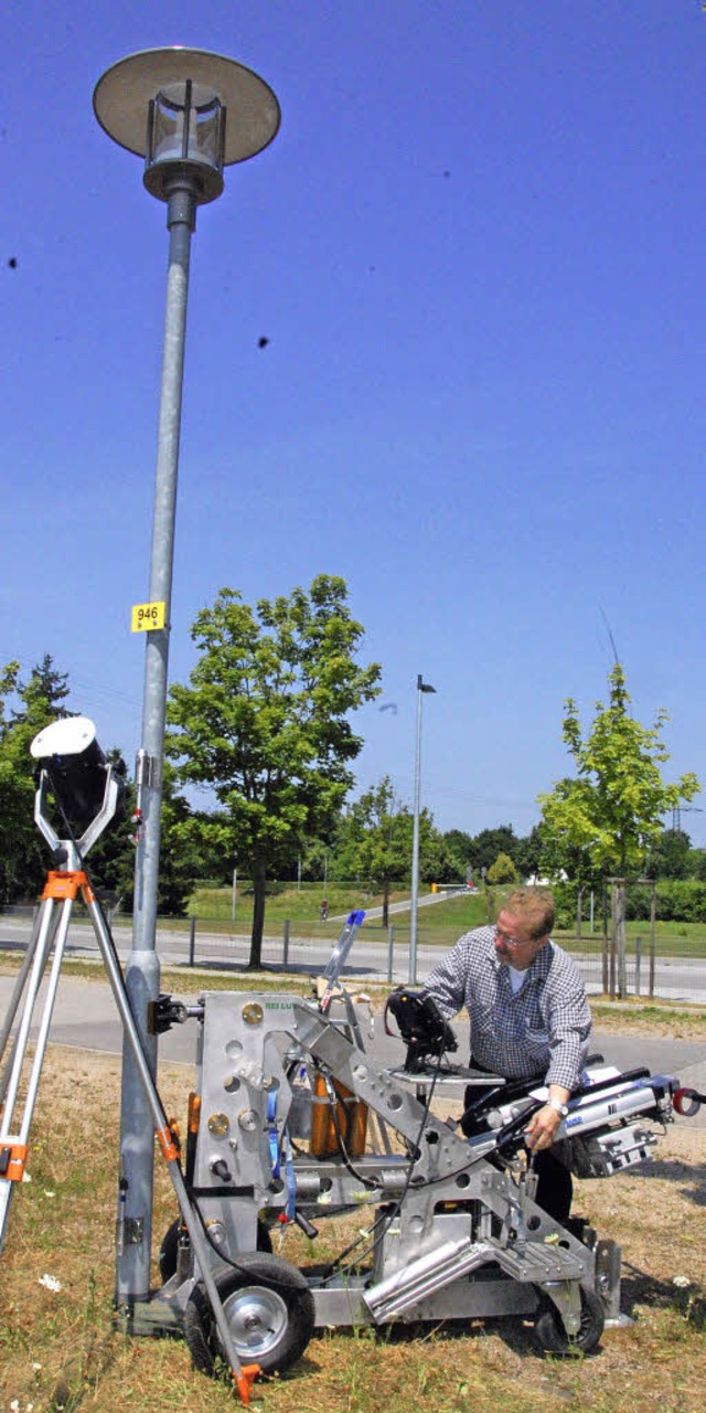 Sensible Messtechnik kommt zum Einsatz...tandsicherheit eines Masts berprft.   | Foto: Frey