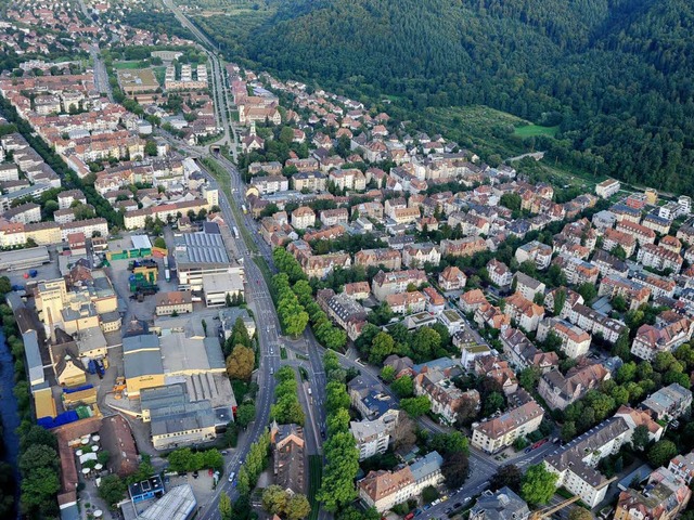 Die Zu- und Abfahrten eines Stadttunne...) und den gegenberliegenden Gebuden.  | Foto: Kunz