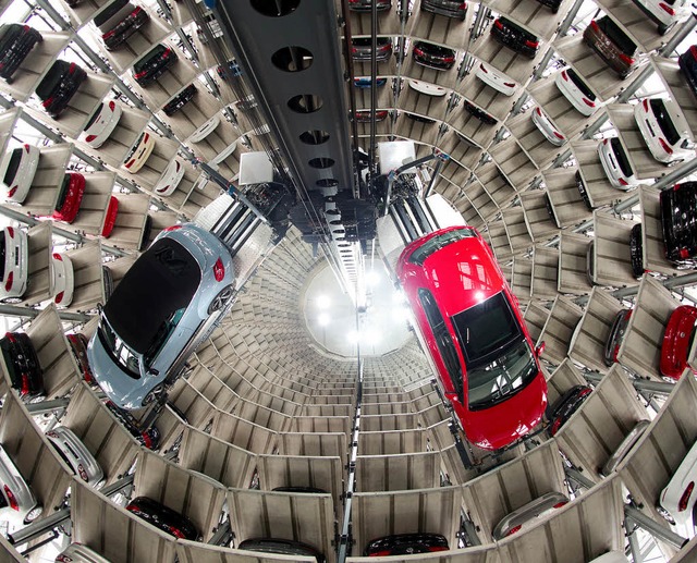 Alles dreht sich ums Auto in Wolfsburg...n den Auslieferungsturm der Autostadt.  | Foto: DPA / ULLSTEIN