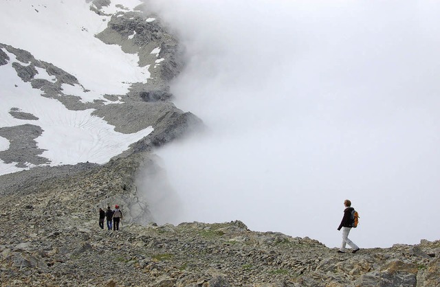 Wohin des Weges? Wanderer beim Nebelmeer &#8211; und am Rande des Abgrunds  | Foto: Sarah Nagel
