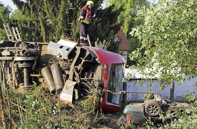 Endstation Vorgarten: Nach der Kollision kippte ein Zugteil.   | Foto: dpa