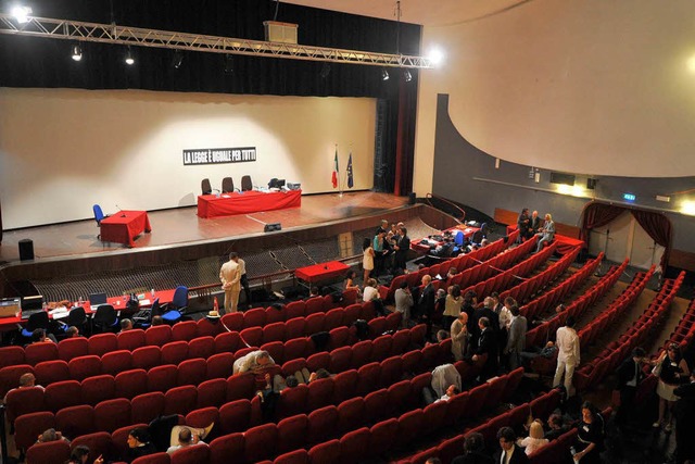 Der Prozess gegen Costa-Kapitn Schettino findet in einem Theater statt.  | Foto: AFP