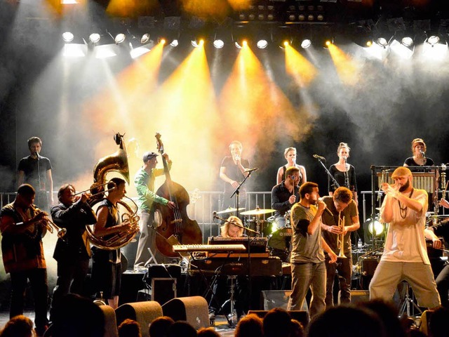 Bombastrock trifft auf Streicherkitsch: das Kyteman Orchestra im Burghof   | Foto: Barbara Ruda