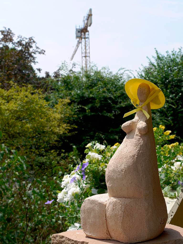 Dieter Merstetter: Skulptur von  Susi Schulze-Trautmann mit  Hut von Dieter Merstetter, im Hintergrund Kran auf dem  Messeplatz