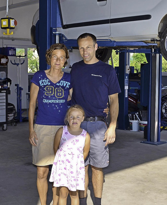 Kfz-Meister Daniel Fai mit Frau Nicole und Julia in der neuen Wartungshalle  | Foto: Nikolaus Bayer