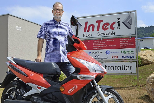 Firmenchef Patrice Gro mit einem Elektroroller vor seinem Unternehmen  | Foto: Nikolaus Bayer