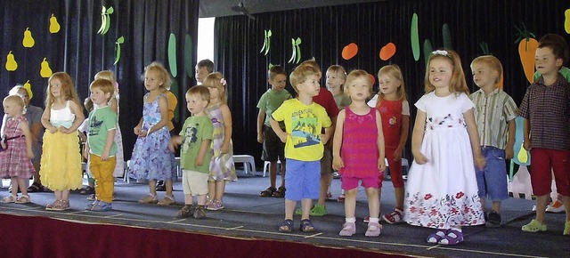 Die 22 Kinder des Kindergartens begrten alle mit einem Lied.   | Foto: Privat