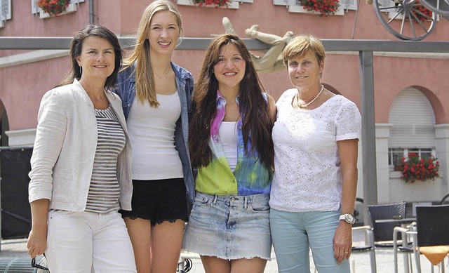 Freundschaft ber Grenzen hinweg (von ...ina und Sekretrin beim Rotary Club).   | Foto: monika weber