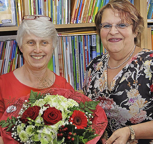 Schulleiterin Ingrid Klein (rechts) gr...Schweiger-Hugoniot zu ihrem Jubilum.   | Foto: Hans-Jochen voigt