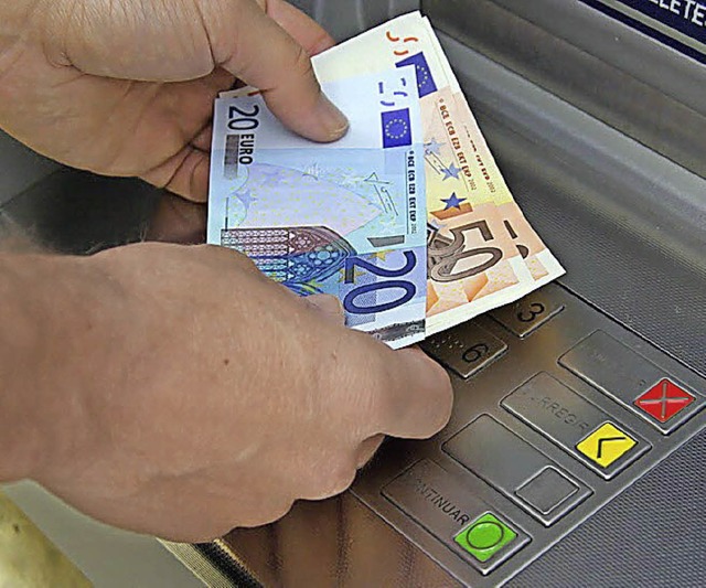 Aufgepasst am Geldautomaten: Geld nicht vergessen   | Foto: Fotolia