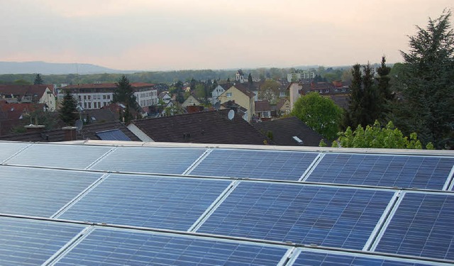 Eine Solaranlage steht auch auf dem Da...Sport- und Festhalle in Gundelfingen.   | Foto: Andrea Steinhart