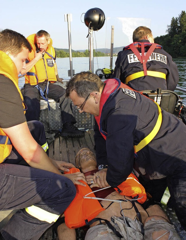 Kaum ist der Dummy aus dem Wasser gebo...and, Peter Staudenmayer gibt Vollgas.   | Foto: Barbara Schmidt