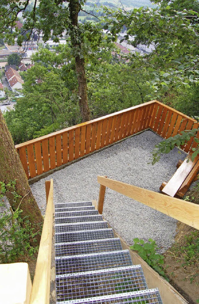 ber sichere Wege und Treppen ist das ...Eine Holzbank ldt zum Verweilen ein.   | Foto: Heinz Vollmar