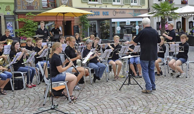Musik auf dem Mnsterplatz fllt auf j...n, auch am ersten Erlebnisdonnerstag.   | Foto: Stefan Sahli
