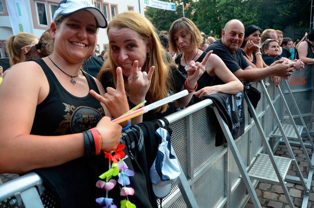 Sie haben lange gewartet: Die Fans in der ersten Reihe  | Foto: Patrik Mller