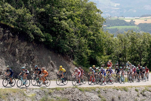 Unterwegs zu hchsten Gipfeln: Das Fahrerfeld bei der Tour de France   | Foto: afp