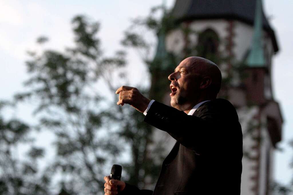 Deutschlands bekanntester Backenbart zu Gast auf dem Schlossplatz: Impressionen vom Unheilig-Konzert in Emmendingen