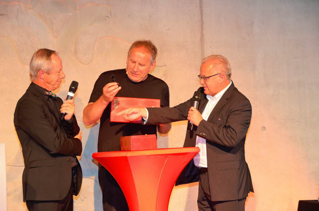 Matthias Deutschmann (Mitte) schenkte  Architekt Michael Geis (links) und  Fritz Keller ein Schachspiel.
