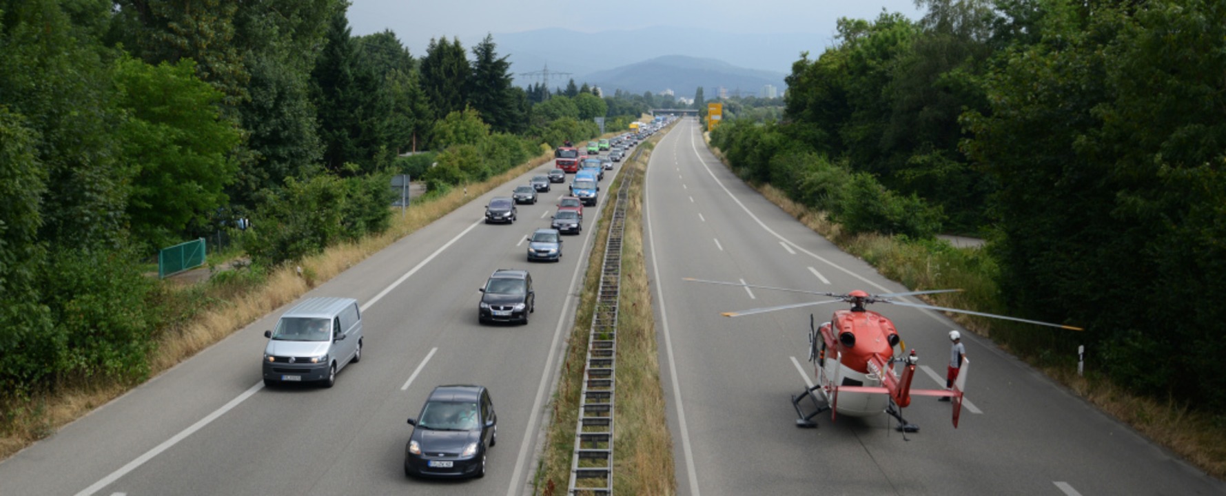 Unfall Auf Der B31 Bei Freiburg – Rettungshubschrauber Landet Auf ...