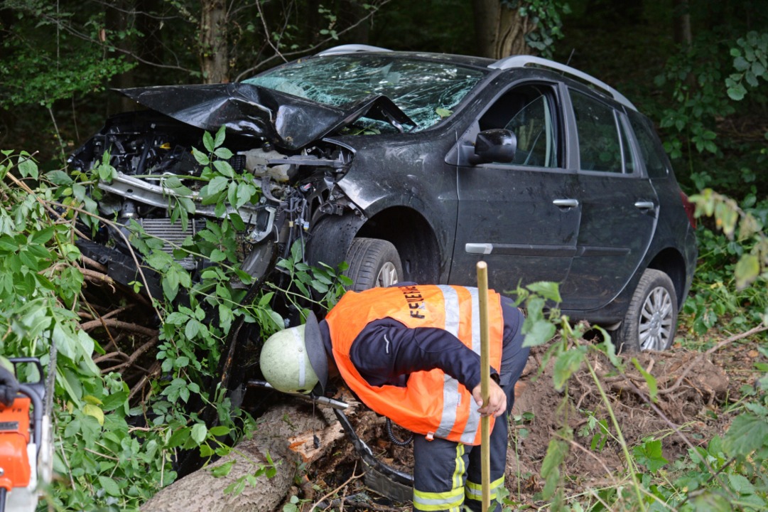 Unfall Auf Der B31 Bei Freiburg – Rettungshubschrauber Landet Auf ...