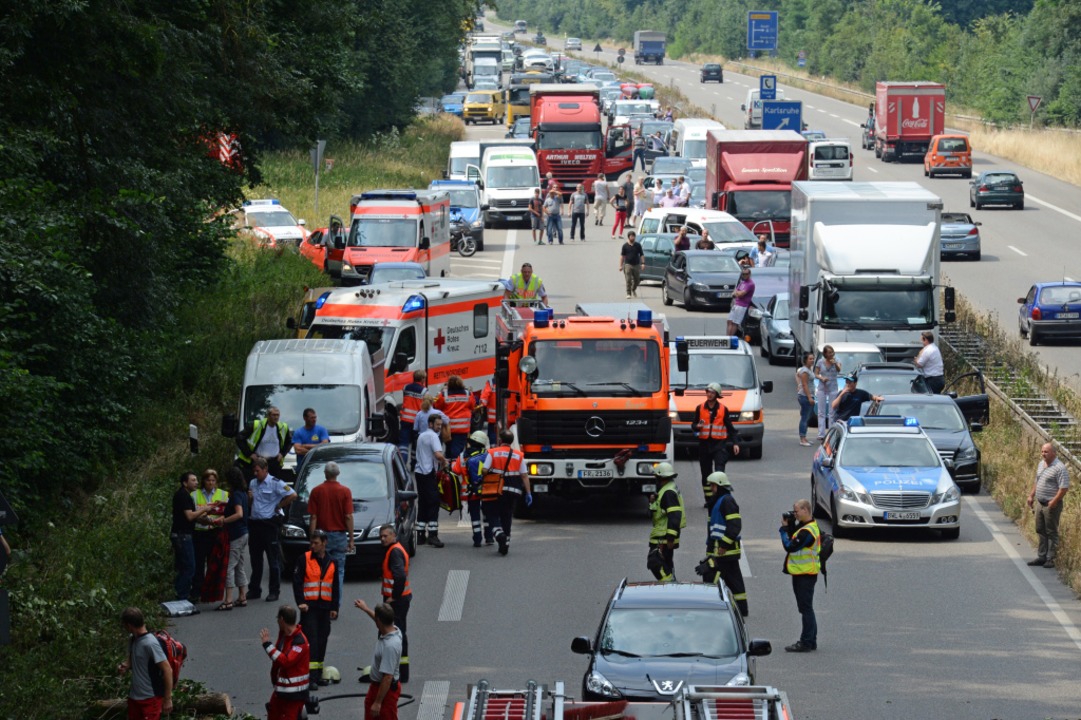 Unfall auf der B31 bei Freiburg Rettungshubschrauber landet auf Stra 223 e Freiburg Badische 