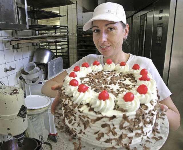 Ivonne Neumann prsentiert ihre Baumertsche Schwarzwlder Kirschtorte.   | Foto: Bastian Henning