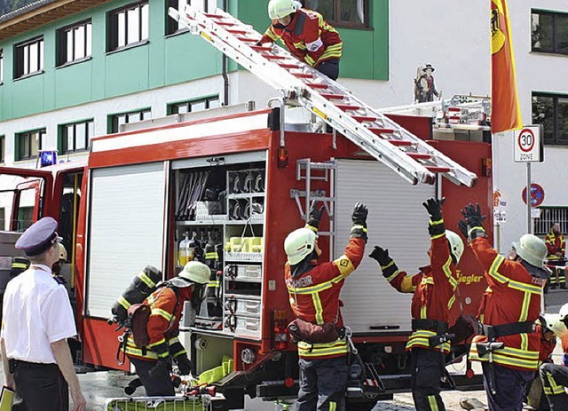 Unter den Augen strenger Schiedsrichte...ihre Aufgaben beim Feuerwehrwettkampf.  | Foto: christa rinklin