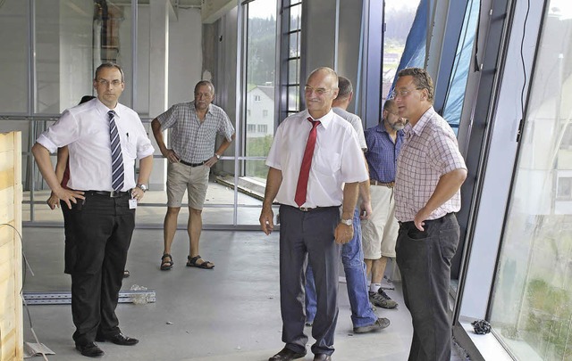 Oliver Becker (links) und Horst Kummer...en den  Gemeinderat durch den Neubau.   | Foto: Gert Brichta