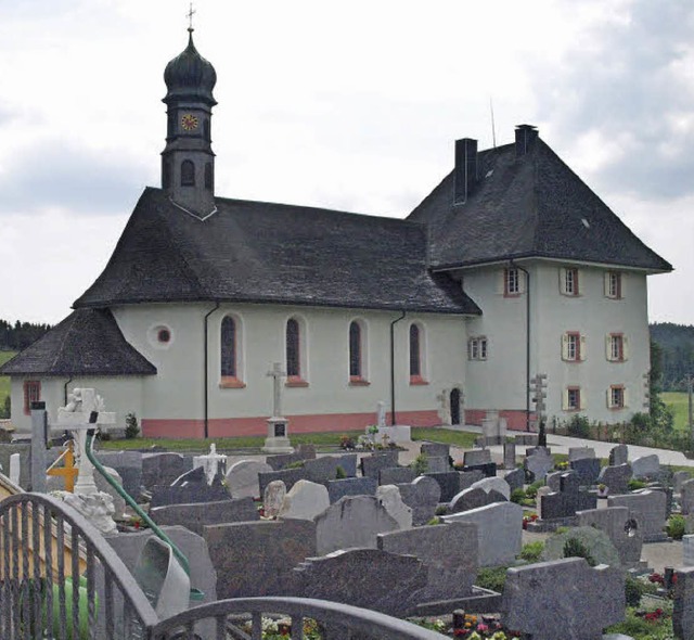 Vom neu gestalteten Friedhof aus biete... von Neuenzell, dem heutigen Pfarrhaus  | Foto: Karin Stckl-Steinebrunner