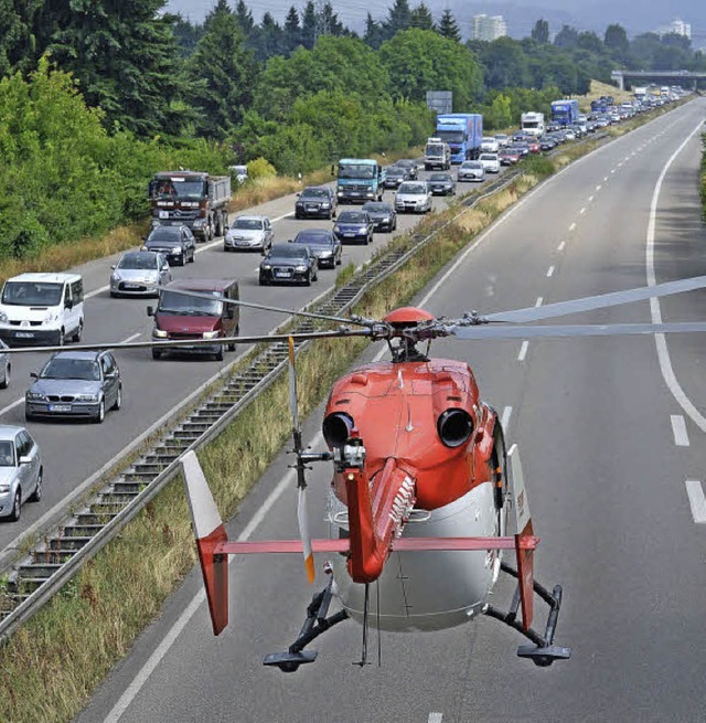 Der Rettungshubschrauber landet nach e...l auf dem gesperrten Zubringer-Mitte.   | Foto: Patrick Seeger