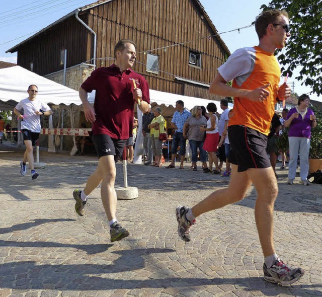 Beim Sponsorenlauf zum Auftakt des Hol...s  kmpften die Lufer um jede Runde.   | Foto: claudia bachmann-goronzy