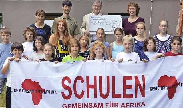 3000 Euro spendet das Hebel-Gymnasium nach Kenia.  | Foto: Barbara Ruda