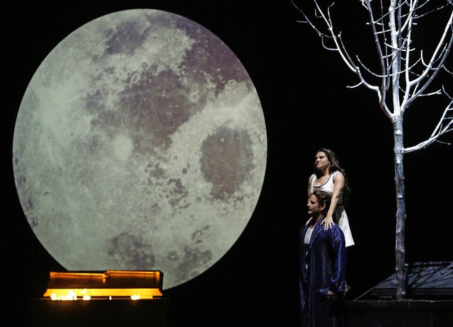 Lorenzo und Jessica vorm runden Mond  | Foto: dpa