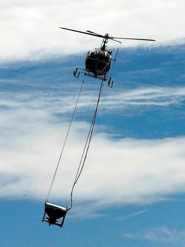Per Hubschrauber bringt die Kabs den W...nulat ber Gewssern und Wldern aus.   | Foto: dpa