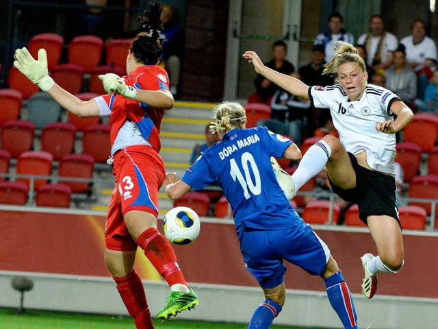 Melanie Leupolz (rechts) machte beim 3...en Island ihr bisher bestes EM-Spiel.   | Foto: AFP