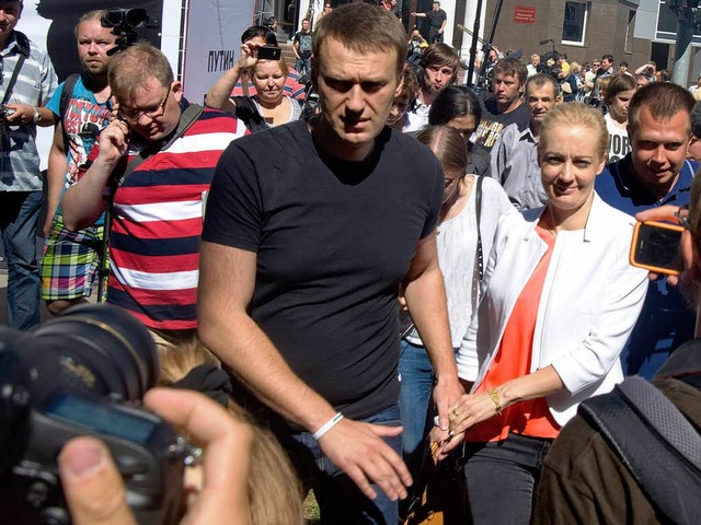 Beim Verlassen des Gerichts in Kirov h...i Nawalny  die Hand seiner Frau Julia.  | Foto: AFP