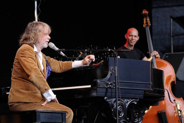 Helge Schneider und sein Bassist Ira Coleman auf der Bhne.  | Foto: Patrik Mller