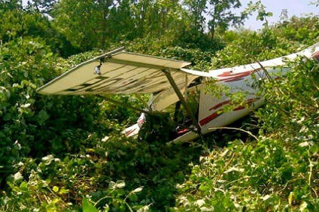 Bruchlandung: Pilot landet bei Kehl mit Flugzeug in den Brombeerbschen