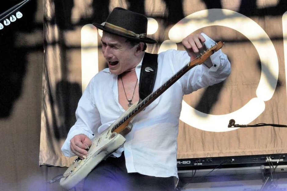 Die Vorband hieß Errorhead. Marcus Deml spielt Gitarre mit Leib und Seele. (Foto: Markus Zimmermann ) Die Vorband hieß Errorhead. Marcus Deml spielt Gitarre mit Leib und Seele. (Foto: Markus Zimmermann )