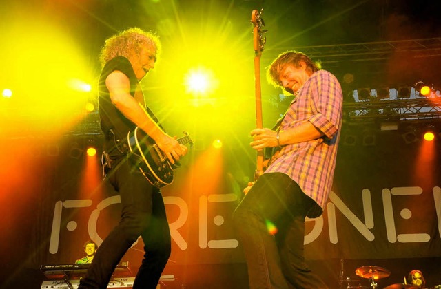 Feurige Duelle mit Gitarre und Bass li...h Bruce Watson (links) und Jeff Pilson  | Foto: Markus Zimmermann               