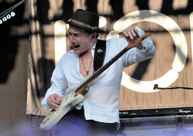 Die Vorband hie Errorhead. Marcus Deml spielt Gitarre mit Leib und Seele.  | Foto: Markus Zimmermann               