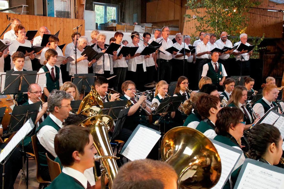150 Jahre Musikverein Weisweil: Beim Festbankett am Samstag gab es einen großen Auftritt mit evangelischem Kirchenchor und Männergesangverein „Rheintreue“. (Foto: Ilona Huege) 150 Jahre Musikverein Weisweil: Beim Festbankett am Samstag gab es einen großen Auftritt mit evangelischem Kirchenchor und Männergesangverein „Rheintreue“. (Foto: Ilona Huege)