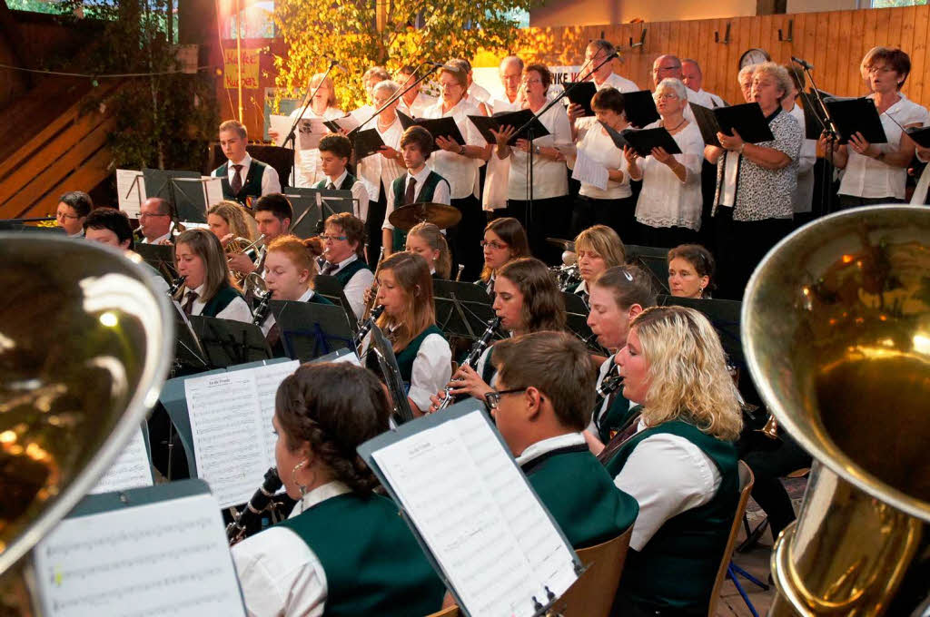 150 Jahre Musikverein Weisweil: Beim Festbankett am Samstag gab es einen groen Auftritt mit evangelischem Kirchenchor und Mnnergesangverein „Rheintreue“.