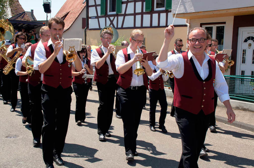 Die Stadtmusik Herbolzheim, frhlich unterwegs mit Stadtmusikdirektor Wolfgang Peter.