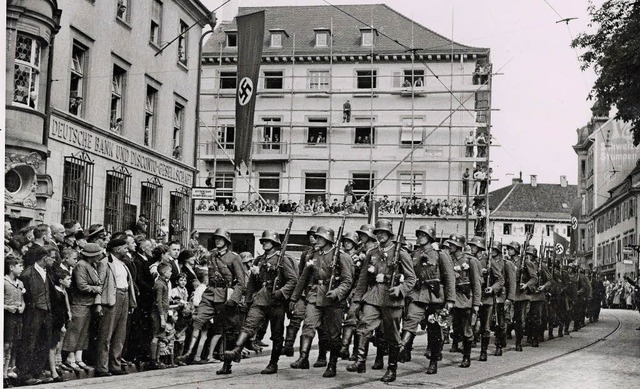 Das Regime demonstriert Macht &#8211; ...rsch auf dem Lrracher Marktplatz 1936  | Foto: Stadtarchiv lrrach