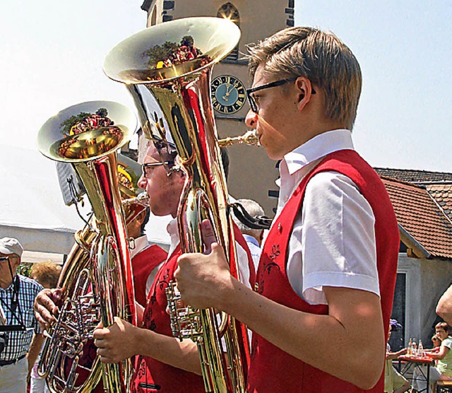 Zum Fest spielte auch die Stadtkapelle Burkheim.  | Foto: trogus