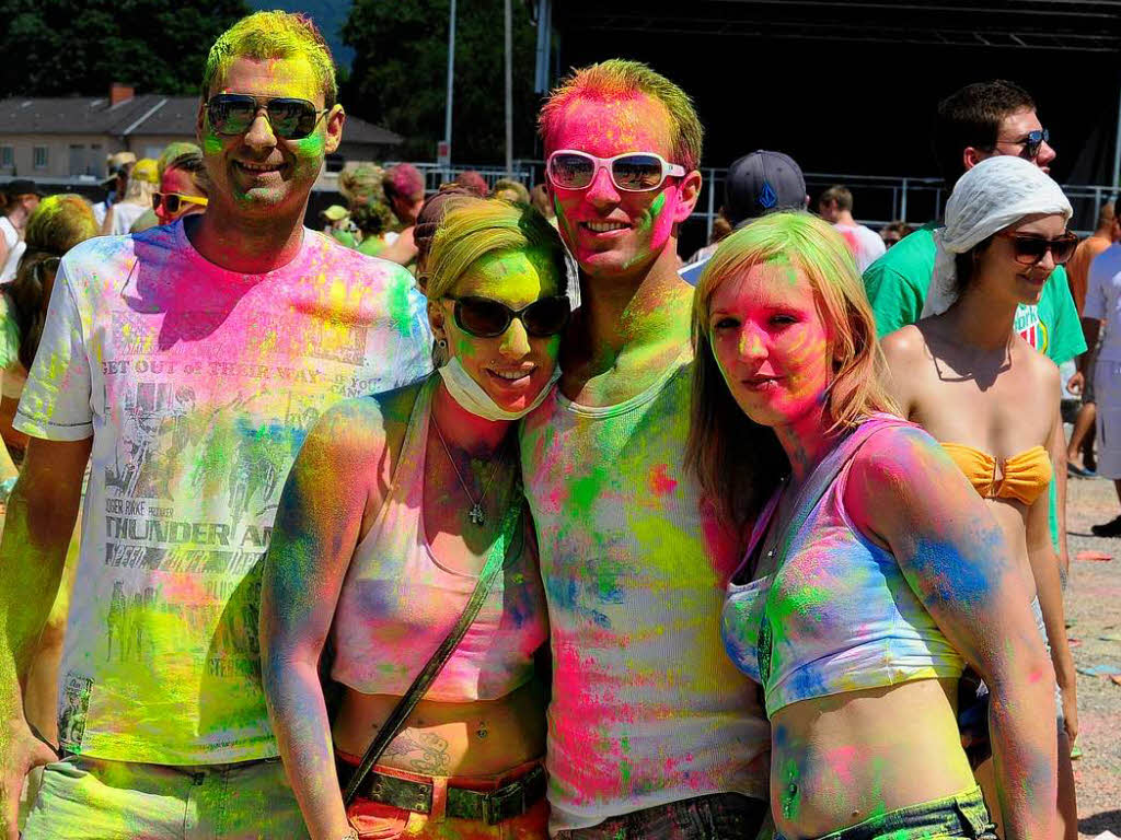 Bunt, bunter, Holi-Festival: Ein farbenfroher Sonntag auf dem Freiburger Messegelnde.